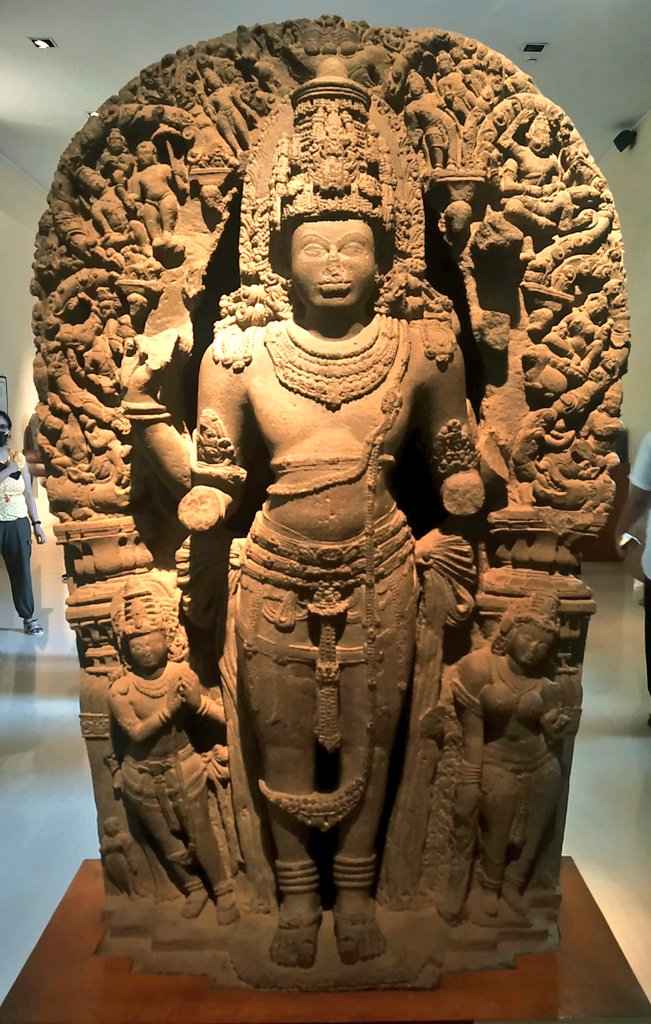 ahluwaliadisha's tweet photo. Beautiful sculpture of #Vishu housed in #ArchaeologicalMuseum at #OldGoa is the first thing that'll catch your eyes when you enter the exhibition hall.
Made on Basalt rock dated to c.13th CE hs intricately carved #dashavatars on Prabhavali https://t.co/ev2sOiDE29
