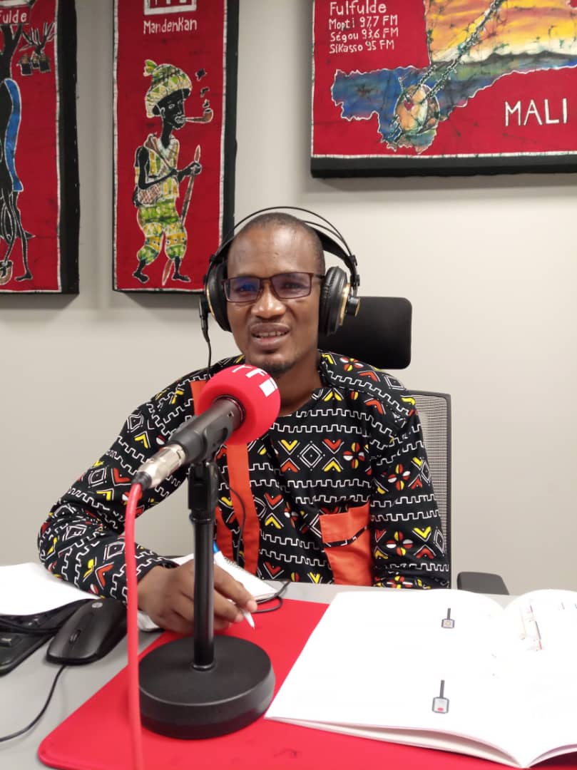 Belko2012's tweet photo. Studio, RFI Fulfuldé de Dakar avec au menu la crise sécuritaire et humanitaire au Sahel. Décryptage du rapport Sahel, ce qui a changé de la Coalition Citoyenne pour le Sahel @mashanubian https://t.co/CdAc0JHbow
