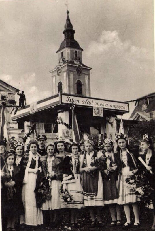 RegiKepek's tweet photo. Beregszász #Kárpátalja (formerly part of Hungarian #Transcarpathia #Hungary ) | Berehovo, now part of #Ukraine after annexation by Stalin.

Hungary lost 2/3 of her territory and 1/3 of her ethnic Hungarian population without plebiscite after the dictat at #Trianon https://t.co/A7QgPjh2vk