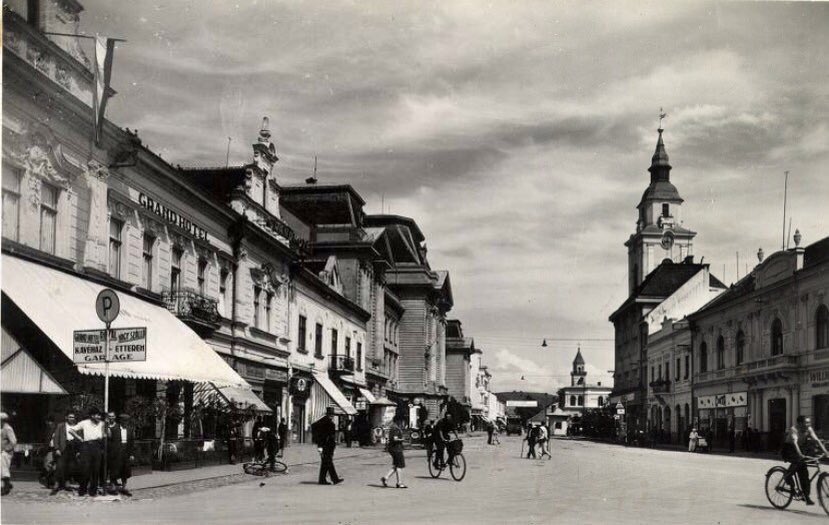 RegiKepek's tweet photo. Beregszász #Kárpátalja (formerly part of Hungarian #Transcarpathia #Hungary ) | Berehovo, now part of #Ukraine after annexation by Stalin.

Hungary lost 2/3 of her territory and 1/3 of her ethnic Hungarian population without plebiscite after the dictat at #Trianon https://t.co/A7QgPjh2vk