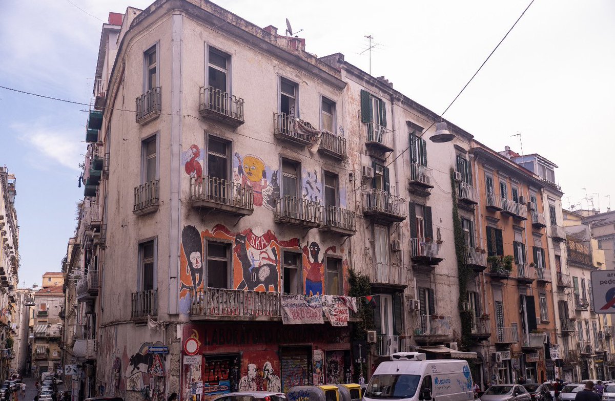 Dag 6: vaarwel la bella Italia, vaarwel pizza! We blikken moe, maar voldaan terug op ons tripje in deze heerlijke stad. We leerden dat Napolitaanse pizza, een nog groter en boeiender verhaal met zich meebrengt dan we eerst dachten. 🧡🍕 #ODG2022Napoli <a href="/ArteveldeJOU/">Journalistiek Arteveldehogeschool</a>