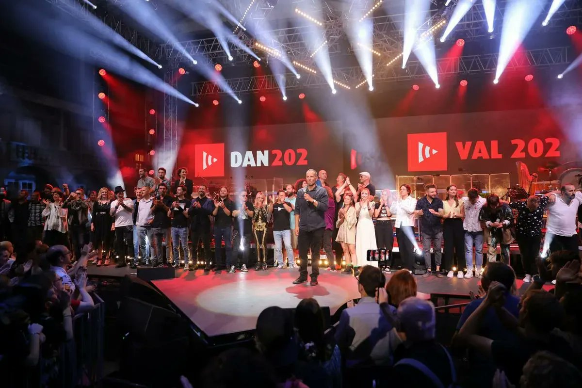 Val202's tweet photo. Za vse zamudnike‼
#ZdajSeVrti delček včerajšnjega koncerta #dan202 ❤
Pripravite👂, tisti, ki ste bili z nami, pa 📸 https://t.co/CLuKg9eKmf