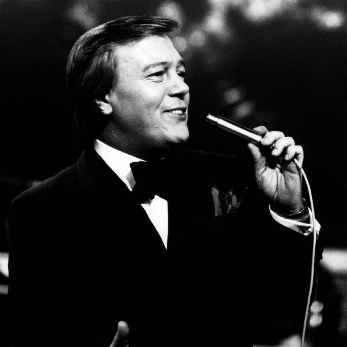 #MattMonro Let’s get some music up today by Matt Monro. The Man with the Golden Voice. Incredible beautiful singing baritone voice, The singer’s singer. Made some brilliant records. Born Free my favourite out of so many great records. Died 1985 age 54.