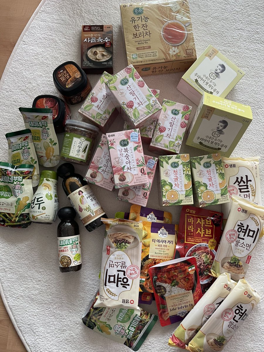 [순작납복티 나눠먹쟈 가좍들아!]

밤새 리트윗 된 내돈내산 ‘샘표 순작 납작 복숭아 차’ 게시물 보시고 샘표에서 퀵보내주셨어요. 본사재고도 없어서(원료 수입 서둘러 재생산하신답니다!)상무님 책상에 있는 것까지 탈탈. 제가 납복 5봉씩 포함 10보따리 만들어 보낼께요. 인용 RT / 자정까지/ 💗