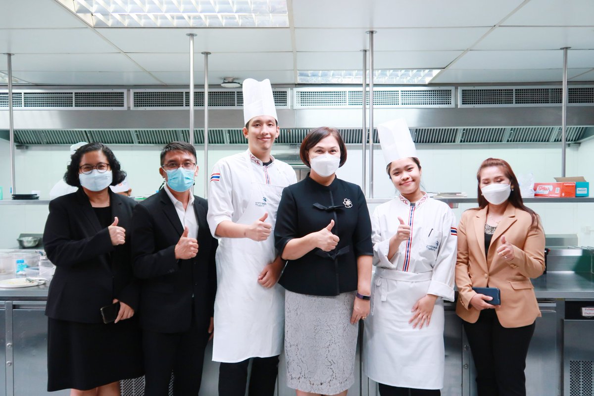worldskillsth's tweet photo. กรมพัฒนาฝีมือแรงงานเข้าตรวจเยี่ยมและให้กำลังใจเยาวชน สาขาการประกอบอาหาร นายภูริพัฒน์ วุฒิพัฒนานนท์ เเละ นางสาวธนาภรณ์ กอสุนทร ทั้งนี้ได้ โดยมี ดร.อรรถเวทย์ พฤกษ์สถาพร รองอธิการบดีฝ่ายวิชาการและกิจการคณาจารย์ ดร.ประวีณา คาไซ และ ดร.พลอยจรัส ประกัตฐโกมล ต้อนรับ ณ วิทยาลัยดุสิตธานี https://t.co/1MJ0WhZWjm