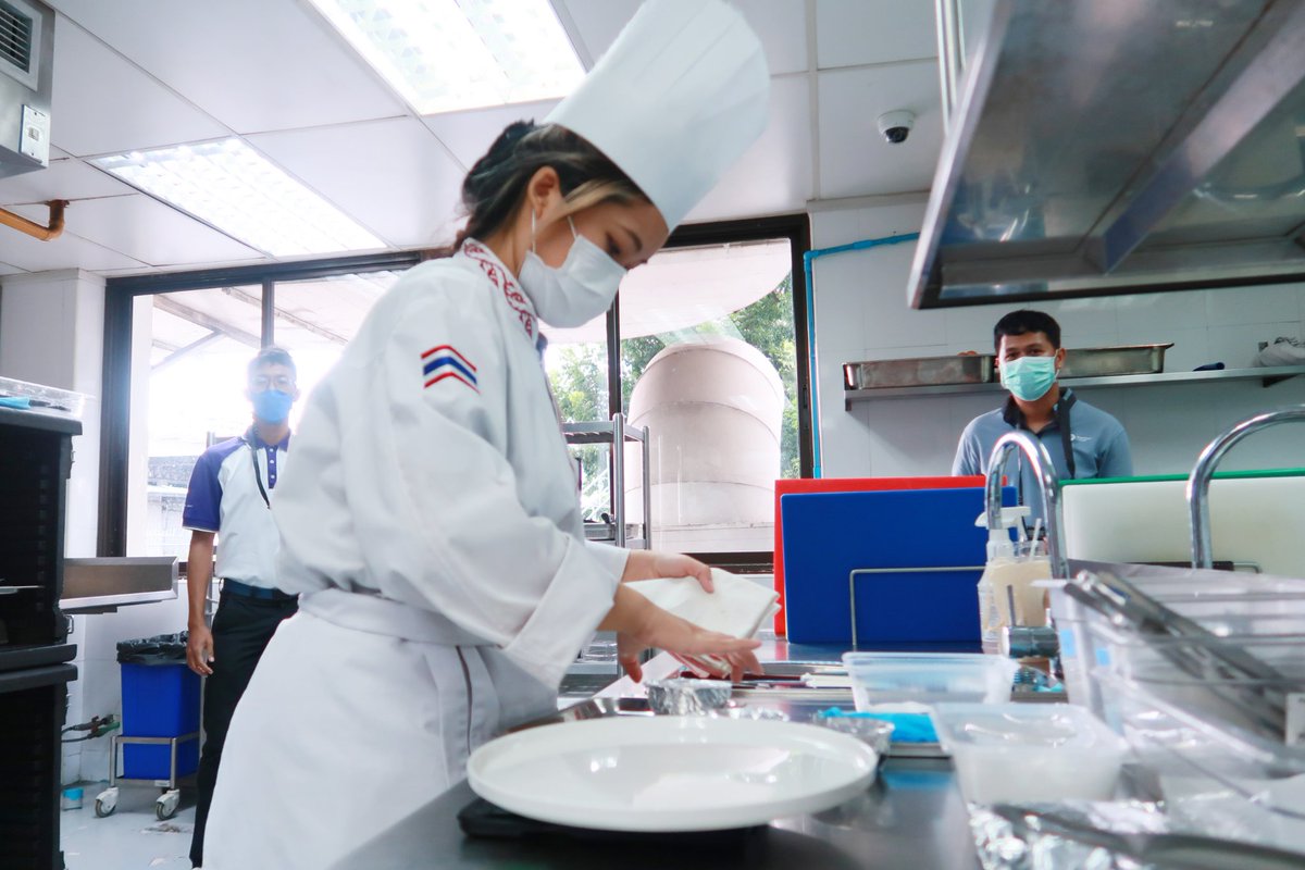 worldskillsth's tweet photo. กรมพัฒนาฝีมือแรงงานเข้าตรวจเยี่ยมและให้กำลังใจเยาวชน สาขาการประกอบอาหาร นายภูริพัฒน์ วุฒิพัฒนานนท์ เเละ นางสาวธนาภรณ์ กอสุนทร ทั้งนี้ได้ โดยมี ดร.อรรถเวทย์ พฤกษ์สถาพร รองอธิการบดีฝ่ายวิชาการและกิจการคณาจารย์ ดร.ประวีณา คาไซ และ ดร.พลอยจรัส ประกัตฐโกมล ต้อนรับ ณ วิทยาลัยดุสิตธานี https://t.co/1MJ0WhZWjm