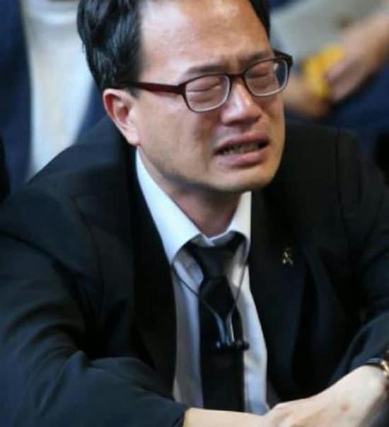 떠난지 벌써 6년이구나. 
관홍아. 
보고싶다는 말도 부끄럽다. 
뒤를 부탁한다던 너의 마지막 말을 지키기 정말 힘이드는 구나. 
이럴때 네가 있었다면
 ‘형 쏘주나 한잔 하고 또 움직여 봅시다. 형이 늘 이야기 했진아. 우리가 돈이 없지 가오가 없냐고!’
이렇게 이야기하며 옆을 지켜 줄텐데.