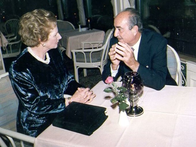 Margaret: Πού είναι ο μικρός;
Κων. Μητσοτάκης: Κάπου εδώ παίζει. Ας ακούει να μαθαίνει
Δ. Ψαρρά, Μια καριέρα. Η πολιτική διαδρομή του Κυριάκου Μητσοτάκη, εκδ. νήσος
Ο μικρός, εκτός από αντιστασιακός σπούδαζε και οικονομικά κοντά στον μπαμπά από έξι μηνών.