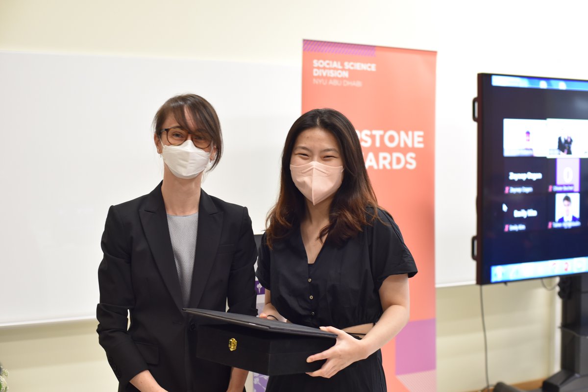 NYUAD_SocialSci's tweet photo. In her award-winning capstone, @_hwangbobo examined the tweets of U.S. politicians that centered around COVID-19 vaccines &amp; found that while Democrats mainly highlight the healthcare benefits, Republicans focused more on vaccine-related legislation. Congratulations Soohyun! https://t.co/zAqpX90jiO