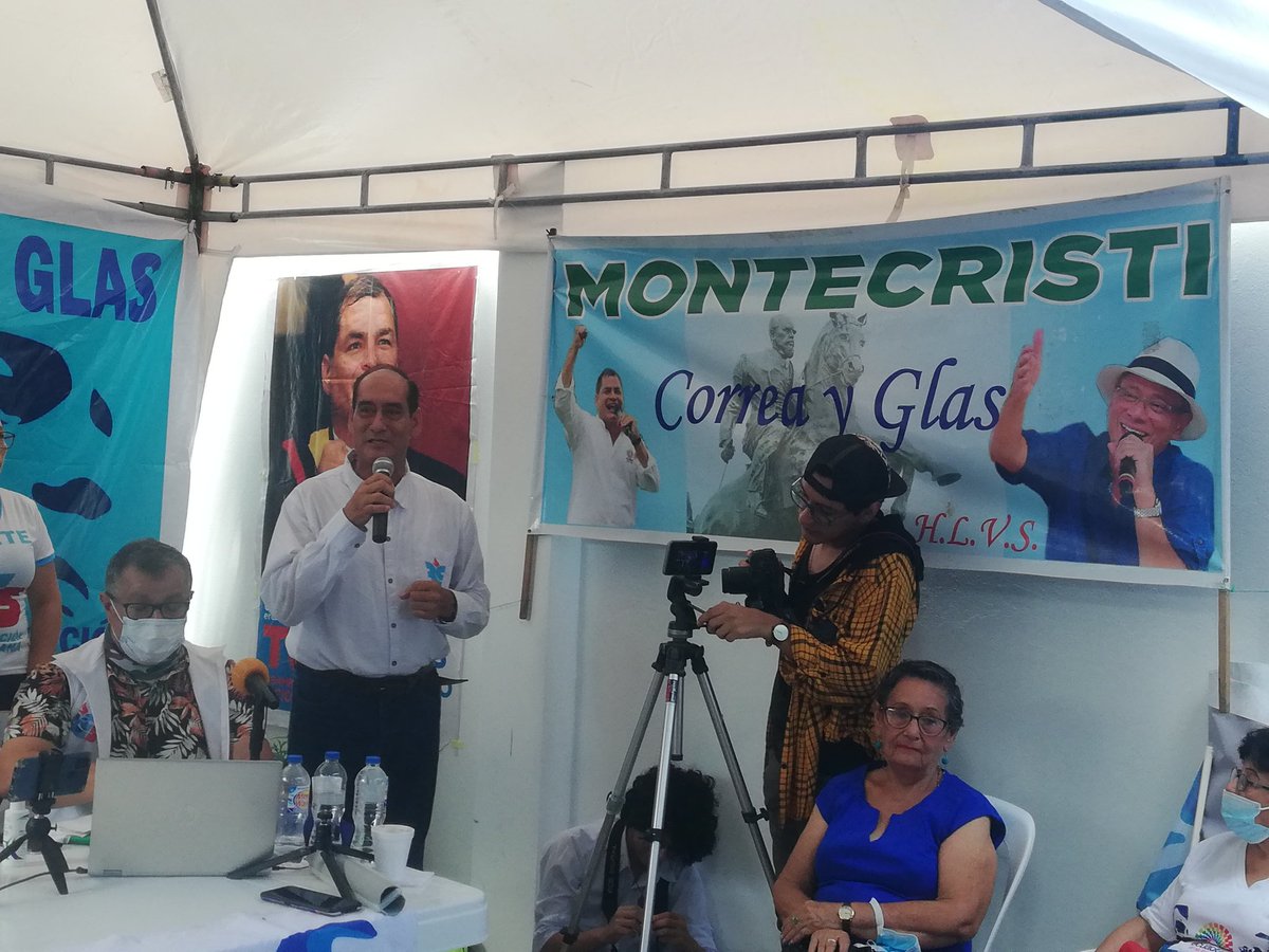 IvanLoor73's tweet photo. Hoy quiero felicitar a nuestro líder y candidato a la Alcaldía de Montecristi por la RC5 Dr Oswaldo Carrillo 2023 por un nuevo Año más de vida feliz cumpleaño Dr carrillo Vendiciones y Muchos Éxitos @MashiRafael @JorgeGlas @ArturoJEscala @SofiaEspinRC @marcelaguinaga https://t.co/wTp1XApFMr