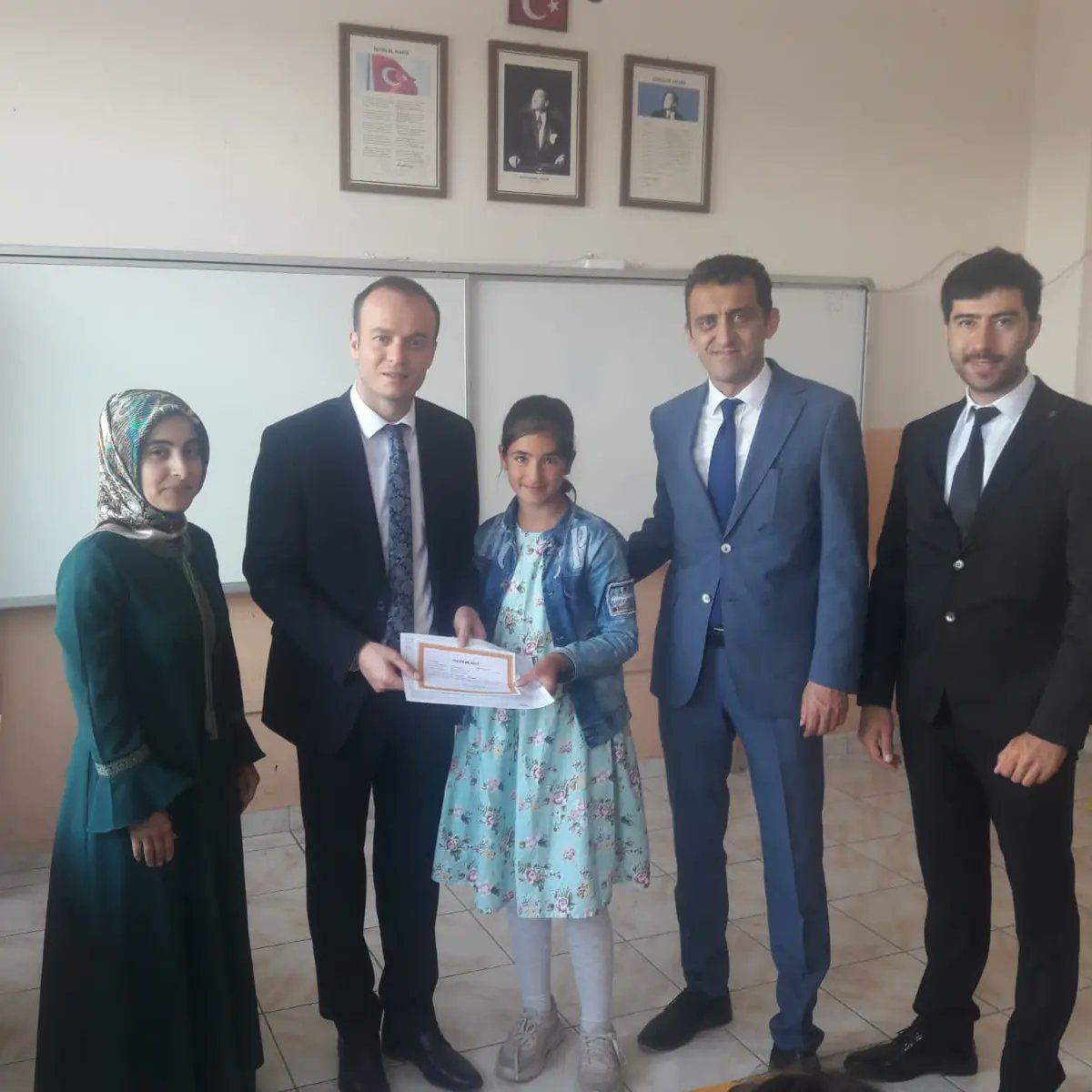 ZaraKaymakamlik's tweet photo. Bugün okullarımızda #karne heyecanı var. 

Kaymakamımız Sn. Meriç Dinçer , Milli Eğitim Müdürü Sn. Ümit Karakuş ile birlikte Yapak Köyü İlkokulunda karne heyecanı yaşayan çocuklarımızın heyecanlarına, sevinçlerine ortak oldu. https://t.co/bNKI83kSZt