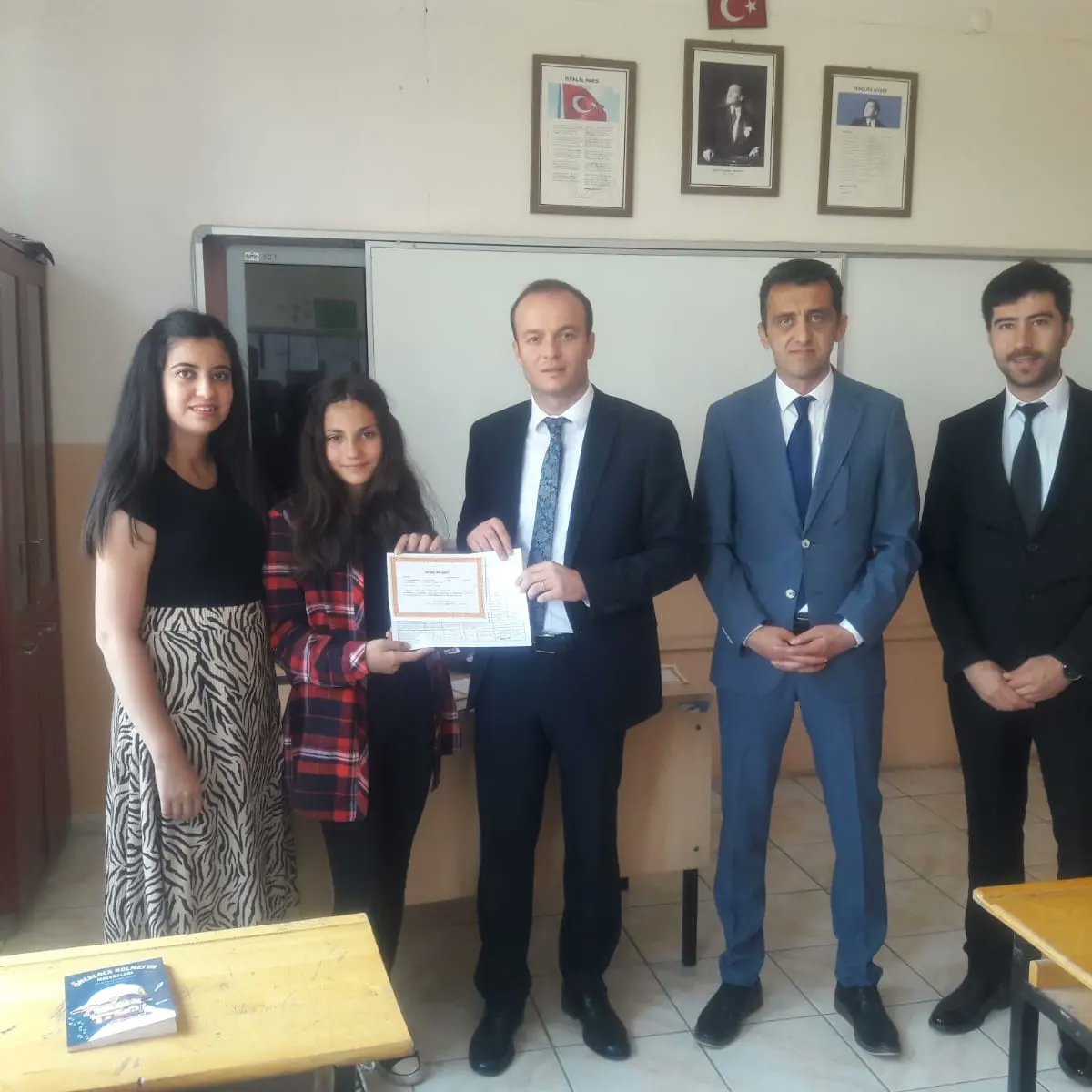 ZaraKaymakamlik's tweet photo. Bugün okullarımızda #karne heyecanı var. 

Kaymakamımız Sn. Meriç Dinçer , Milli Eğitim Müdürü Sn. Ümit Karakuş ile birlikte Yapak Köyü İlkokulunda karne heyecanı yaşayan çocuklarımızın heyecanlarına, sevinçlerine ortak oldu. https://t.co/bNKI83kSZt