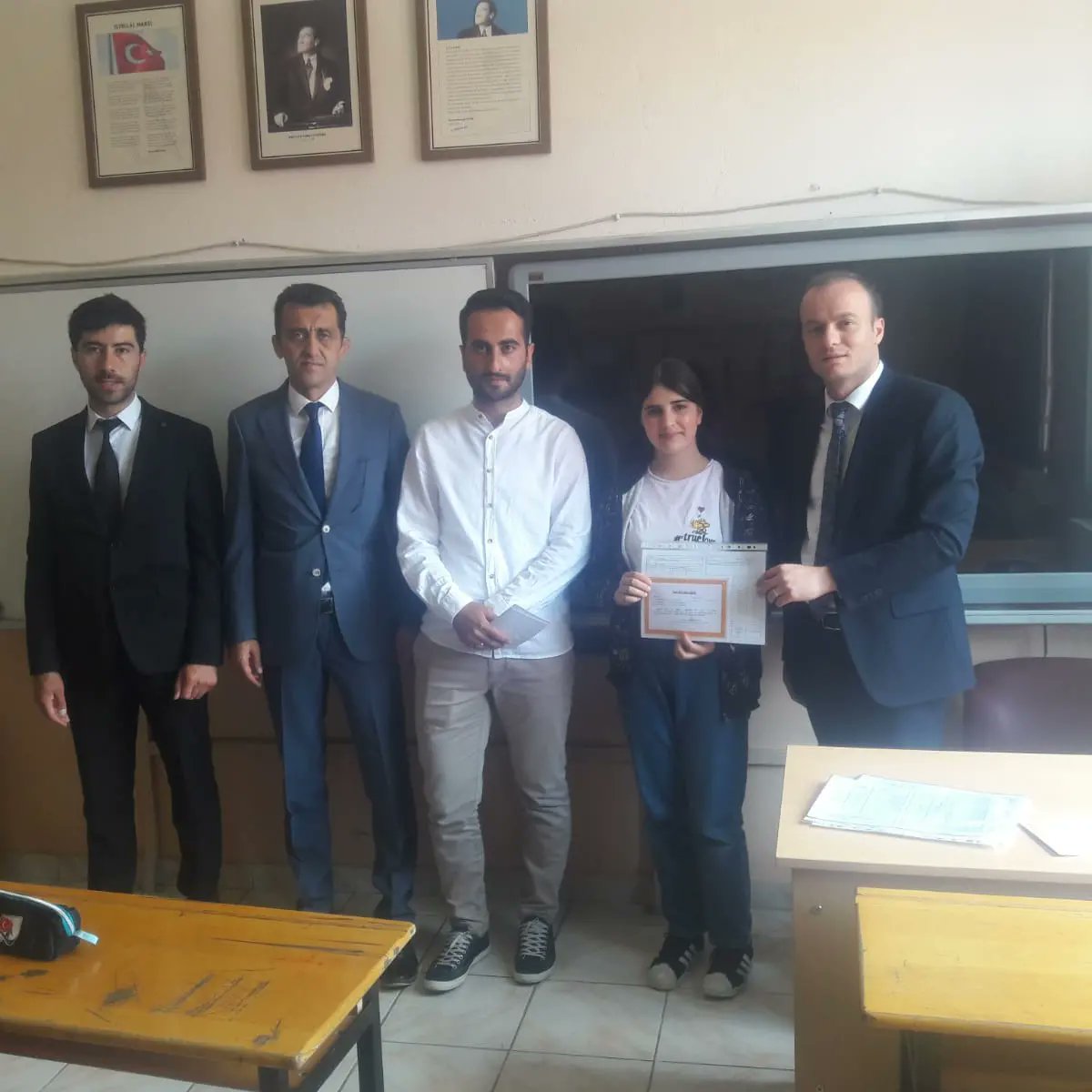 ZaraKaymakamlik's tweet photo. Bugün okullarımızda #karne heyecanı var. 

Kaymakamımız Sn. Meriç Dinçer , Milli Eğitim Müdürü Sn. Ümit Karakuş ile birlikte Yapak Köyü İlkokulunda karne heyecanı yaşayan çocuklarımızın heyecanlarına, sevinçlerine ortak oldu. https://t.co/bNKI83kSZt