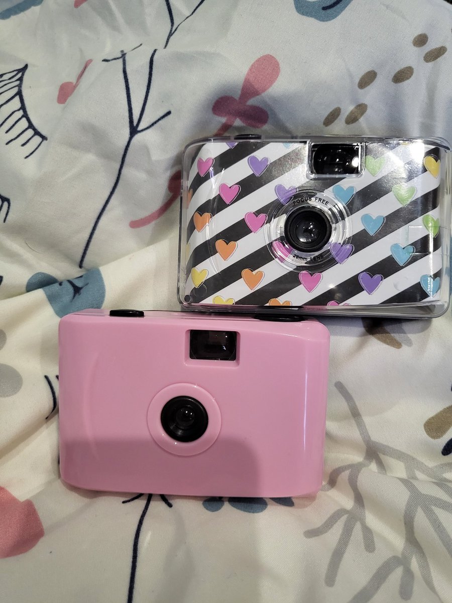 ippeochanhee's tweet photo. Sharing some ✨️infos n stuffz✨️ about the waterproof lomo camera!! (And also pictures from the camera!) 

This is actually a film camera! So you have to buy films and get it developed. I got them for $1 and have used them a few times! You can only use it outdoor or in a- https://t.co/UXiD80arIm