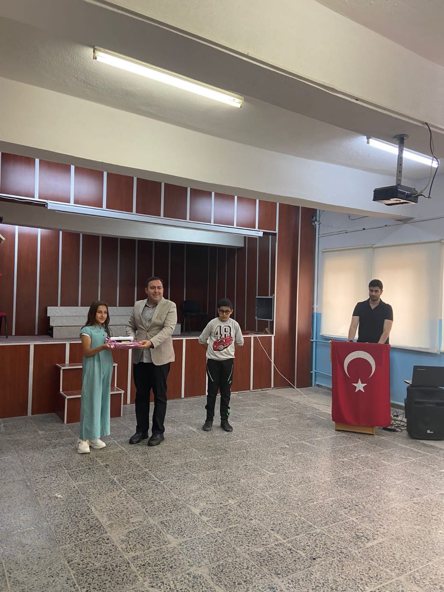 NevzatAyazOkulu's tweet photo. Karneler dağıtıldı 
@Muammer12877572 
@MemCankiri 
@tuncaykaratas88 
@BelenMuzaffer 
@NevzatAyazOkulu https://t.co/QNVY3W0DIA