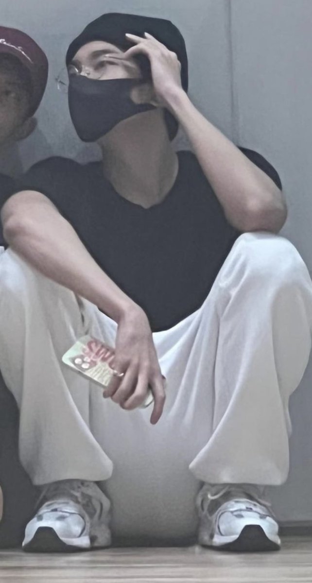 pebblabla's tweet photo. 밍구랑 커플 폰케이스 해놓고
아~~~~무도 안물어봣는데 갑자기 매니저형도 같이 했다고 브이앱,화보 등…여러 곳에서 혼자 해명티비하던 워누가 전생같어
이제는,서로를 비럴이 스윗이라고 부르고 본인들의 애칭을 새긴 폰케이스까지..공개적으로 끼고다님……… https://t.co/JMMf9jOQm6