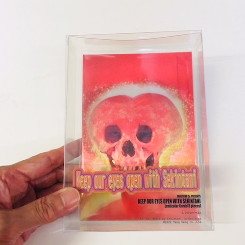 tacoche's tweet photo. さらにセキンタニ作品のレンチキュラーカード8枚入りBOXも。
変身やピコピコ運動が立体的に楽しめます。
裏面はシブいモノクロコラージュという組み合わせ。
https://t.co/tUrvJZeLln https://t.co/TvooaY0PVY