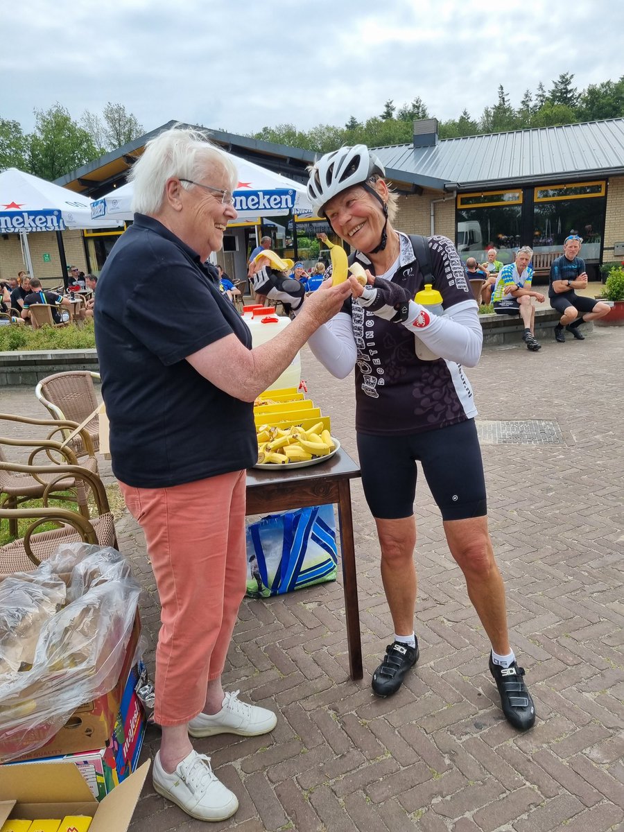 Danielle_Bkkrng's tweet photo. Ook in @bakkeveen loopt 't inmiddels lekker vol met fietsers. Hier is de tweede pauzeplaats van #ATT22, ook de 60km heeft hier rust..
Gezellige drukte en allemaal enthousiaste mensen! Fietsen is leuk๐
#ambtenarentoertocht
#iedereeninbeweging
#samenbewegenisleuker
@ejsiderius https://t.co/Et4u7y4U2g