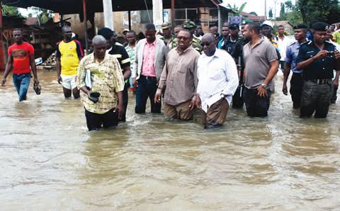 HarmlessHQ's tweet photo. PHOTOS: this is Peter Obi in September 2012, having a first hand inspection of villages affected by the heavy flood of 2012. We need a leader who's compassionate enough to share in the agony of his people.

#pastor #PeterObiForPresident2023 #Prophet #OBIdients https://t.co/mpmdGCMEHZ