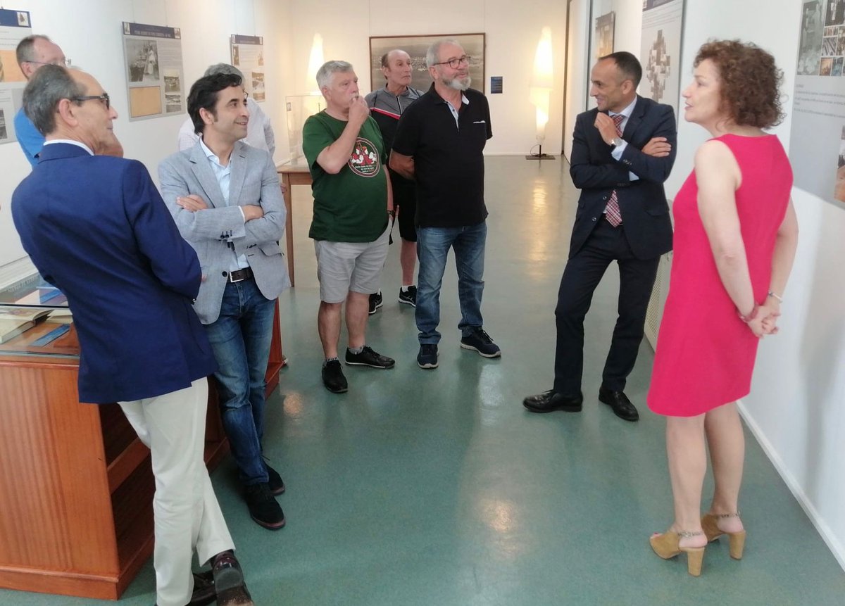 PuertoFerrolSC's tweet photo. Nuestro presidente, @FranciscoBareaP, ha asistido a la inauguración de la exposición sobre la PYSBE y el bacalao. La muestra la organiza el centro de documentación y archivo de la #APFSC y se podrá visitar hasta el día 26 de junio.
ℹ️ Más información en:
https://t.co/dxGoCJDmHo https://t.co/S6OOxEID4j
