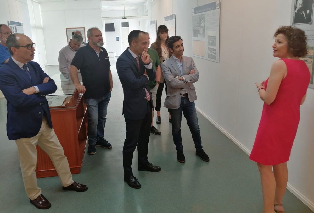 PuertoFerrolSC's tweet photo. Nuestro presidente, @FranciscoBareaP, ha asistido a la inauguración de la exposición sobre la PYSBE y el bacalao. La muestra la organiza el centro de documentación y archivo de la #APFSC y se podrá visitar hasta el día 26 de junio.
ℹ️ Más información en:
https://t.co/dxGoCJDmHo https://t.co/S6OOxEID4j