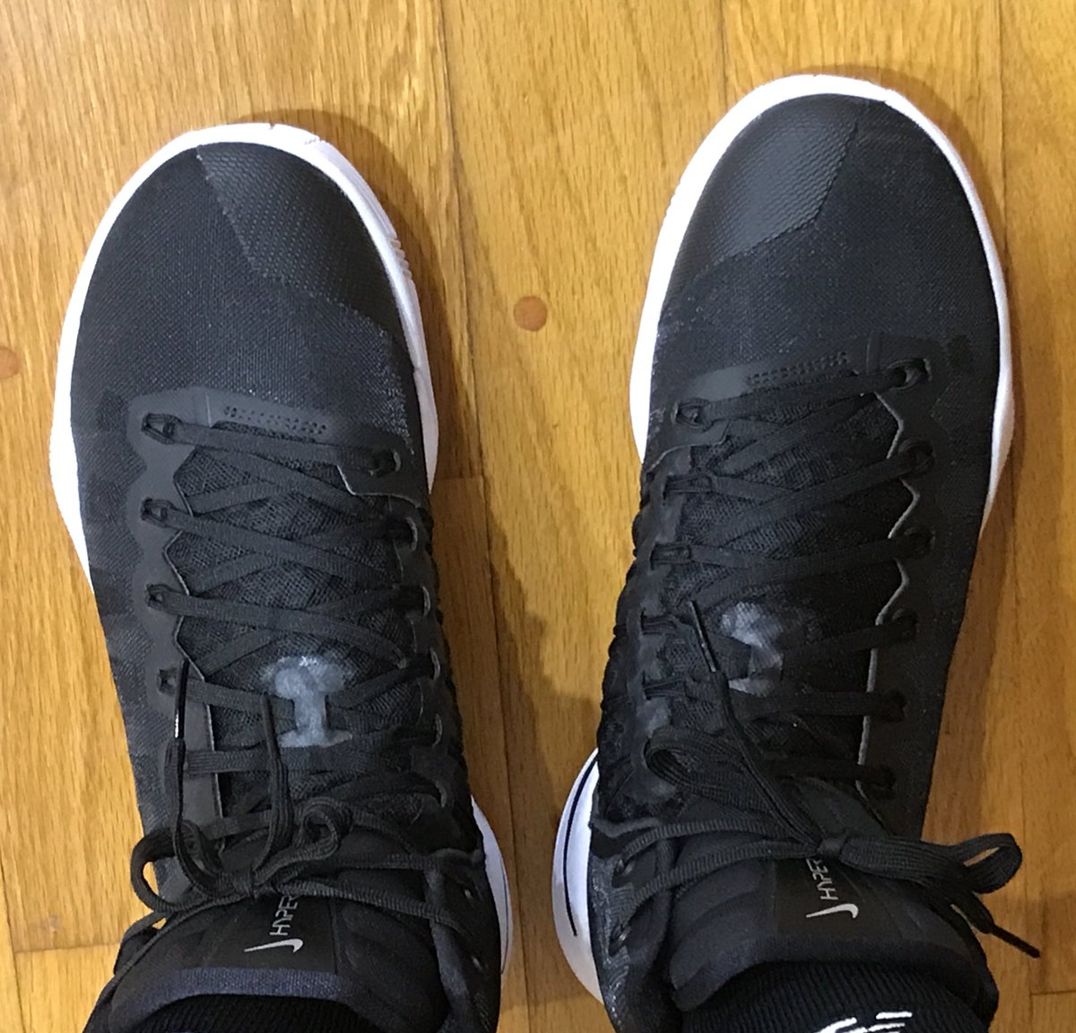 kogumafamily2's tweet photo. そして今日は珍しくバッシュ2足持ち込みして、届いたばかりのこちらも初履き👟
これ、履き口狭いな〜😅足入れはこれまでのバッシュで最もしにくい。
でも一度足を入れてしまえば、フィット感、サポート性よくて履いてるストレスゼロ。グリップも良いし、クッションも癖なくて👍
#hyperdunk2016 https://t.co/9E6G4QGvm1