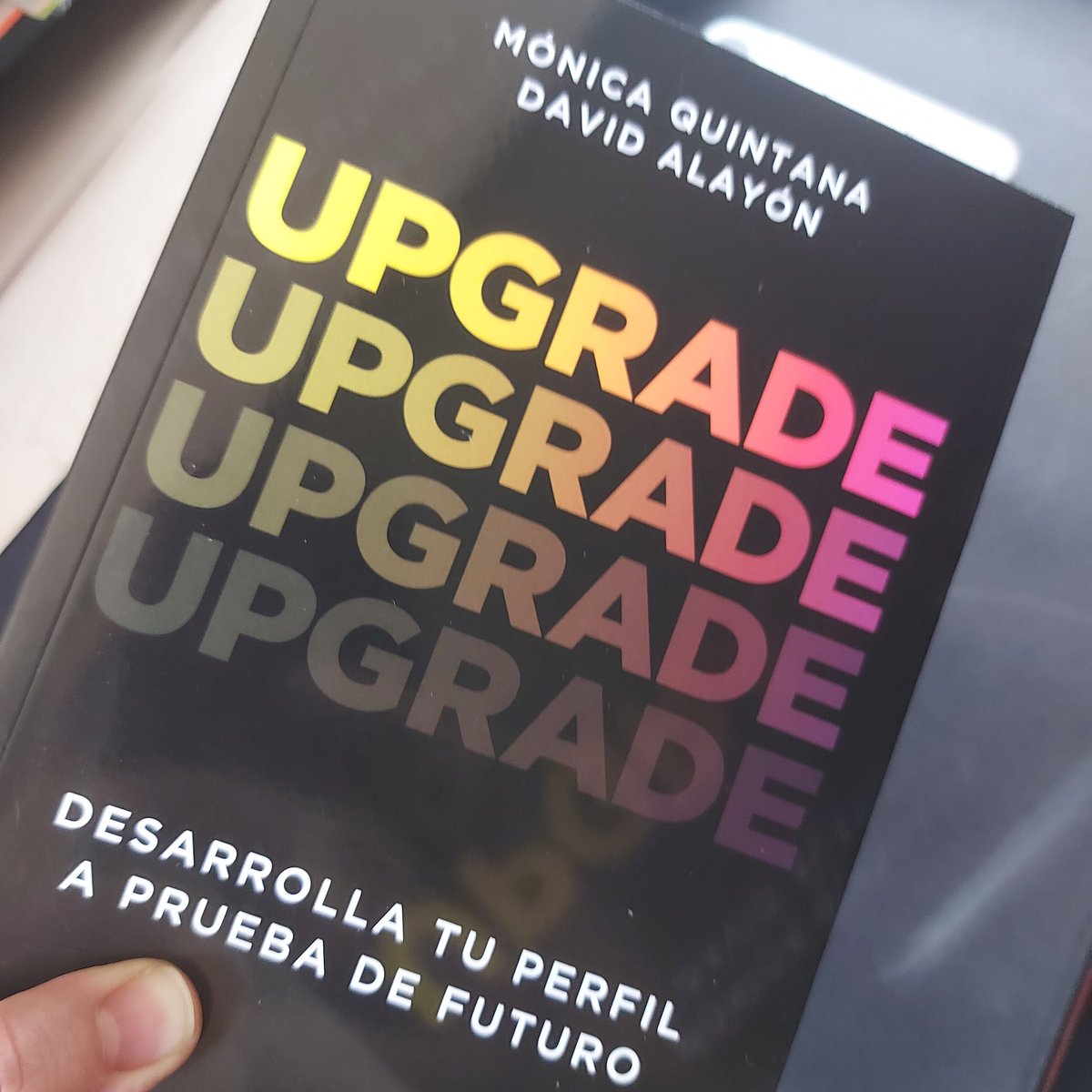Atorrerus's tweet photo. Regalazo de santo!! #Upgrade @moquintana y @DavidAlayon Me perdí la firma el miércoles en #FundaciónTelefónica, me quedé sin entradas para el evento del año de @HeavyMental_es, pero ¡¡a Dios pongo por testigo que esta píldora de conocimiento no me la pierdo!! A por el upskilling! https://t.co/O2ESebxyvI