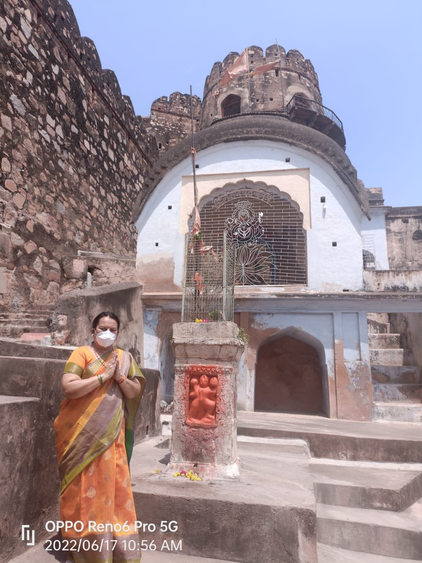 neelamgorhe's tweet photo. #झाशीच्या१/ लक्ष्मीबाई राणीच्या १६४ व्या बलिदान दिनाच्या निमित्ताने विधान परिषद उपसभापती डॉ.नीलम गोऱ्हे यांनी ऊ.प्र.च्या किल्ल्यावर भेट देऊन केले अभिवादन 
वस्तु संग्रहालय,गणेश मंदिर व 
सखी हनुमान मंदिर  दर्शन व डॅा.लता धुळेंकर यांच्या प्रबंधावर बातचीत 
@MahaGovtMic 
@AUThackeray https://t.co/47wQnSdc0e