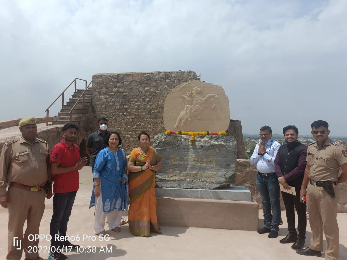 neelamgorhe's tweet photo. #झाशीच्या१/ लक्ष्मीबाई राणीच्या १६४ व्या बलिदान दिनाच्या निमित्ताने विधान परिषद उपसभापती डॉ.नीलम गोऱ्हे यांनी ऊ.प्र.च्या किल्ल्यावर भेट देऊन केले अभिवादन 
वस्तु संग्रहालय,गणेश मंदिर व 
सखी हनुमान मंदिर  दर्शन व डॅा.लता धुळेंकर यांच्या प्रबंधावर बातचीत 
@MahaGovtMic 
@AUThackeray https://t.co/47wQnSdc0e