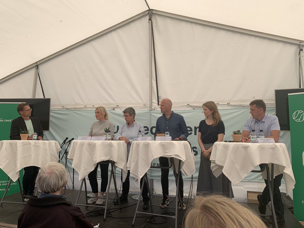 BuggeMalene's tweet photo. Skarp debat mellem @AndersKuhnau, @Camilla_Rathcke @roe_anna @GadenMaria @lineervolder m.fl. om den grønne omstilling og behovet for markedsdialog, innovation og evidens og potentialet i at høste lavthængende frugter og styrke netværk og uddannelse. @RudPedersenG @gronomstilling https://t.co/recPpCevak