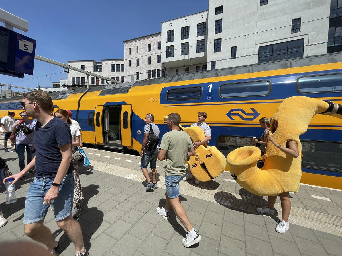 Het is <a href="/pinkpopfest/">Pinkpop festival</a>! En dus worden reizigers muzikaal verwelkomd in Heerlen, waar ze overstappen naar Landgraaf. Met een waaier erbij tegen de warmte ☀️ #pinkpop #heerlen