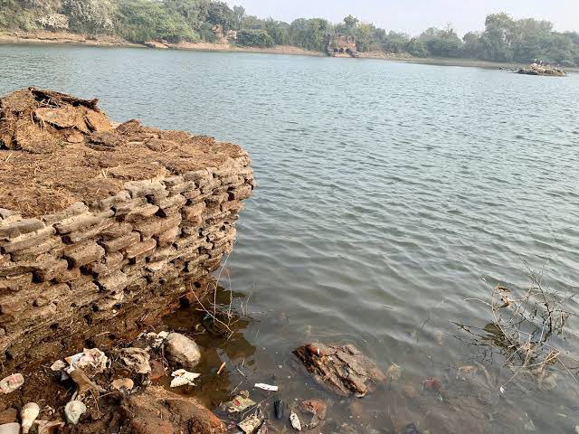 AtulyaVarso001's tweet photo. પહેલા લોકડાઉન અને હવે લેક ડાઉન. મળીએ કાલે સાંજે ૦૫ કલાકે, કાંકરીયા. તુટતા તળાવોની ચિંતા કરવા. #lakedown #gujarat https://t.co/VsXI7CRIsv