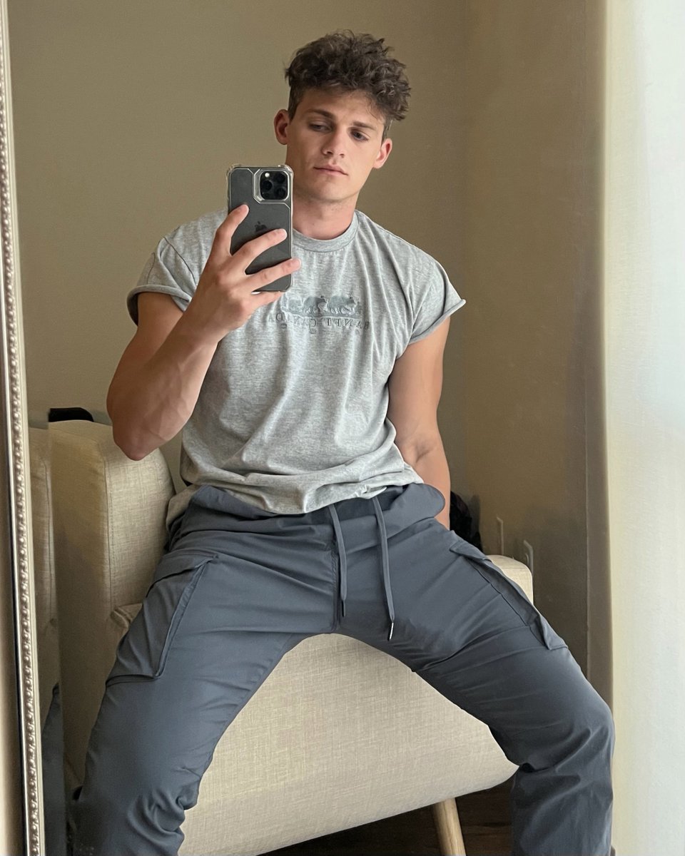 FlandyG's tweet photo. These pants are so stretchy https://t.co/yieYJn0Oje