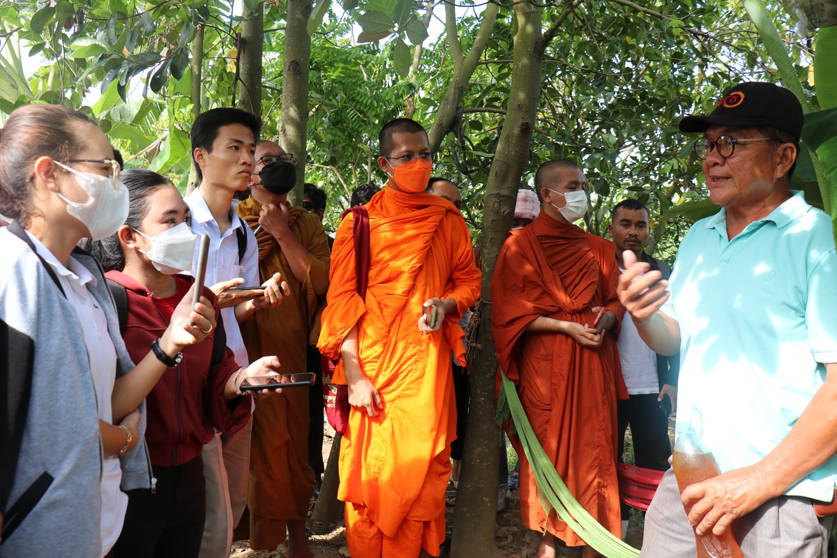 FAOCambodia's tweet photo. Journalists joined a field trip co-organized by @FAOCambodia, #CARD, key ministries & #CamboJA to learn about #GrowItSafe: meet w/ vegetable farmers practicing #GoodAgriculturalPractice, #ParticipatoryGuaranteeSystem #EU organic standard @ControlUnion & #GoodAquaculturePractice https://t.co/KWxvtcI94B