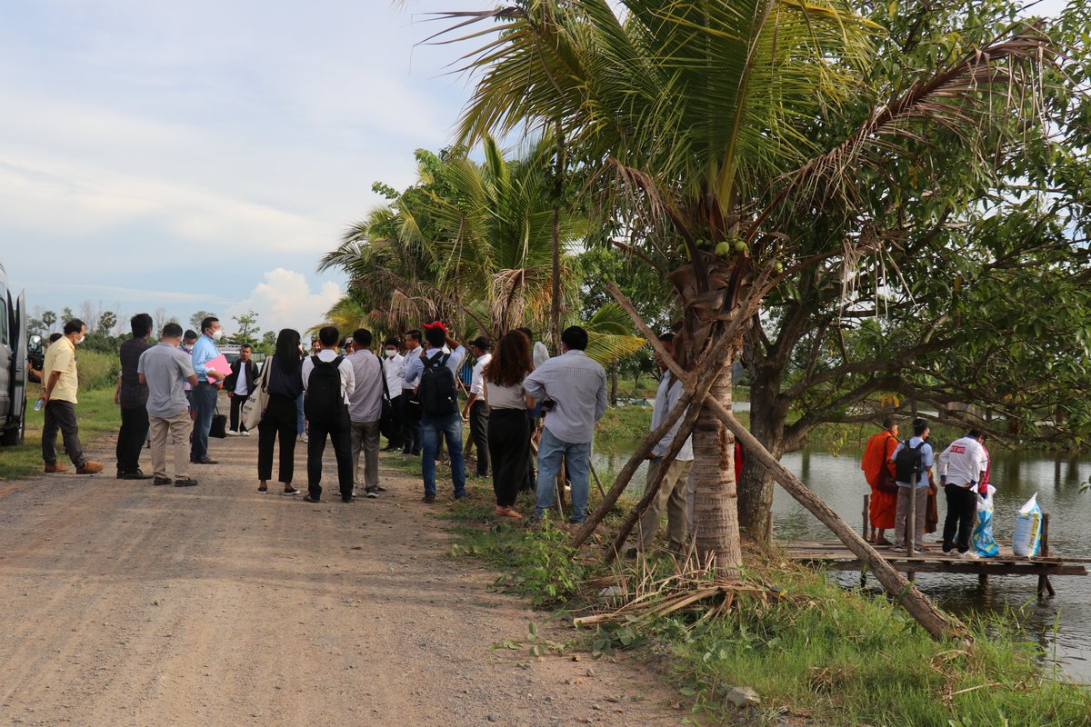 FAOCambodia's tweet photo. Journalists joined a field trip co-organized by @FAOCambodia, #CARD, key ministries & #CamboJA to learn about #GrowItSafe: meet w/ vegetable farmers practicing #GoodAgriculturalPractice, #ParticipatoryGuaranteeSystem #EU organic standard @ControlUnion & #GoodAquaculturePractice https://t.co/KWxvtcI94B