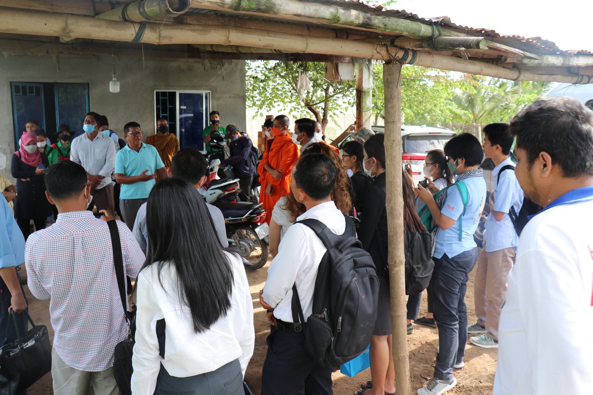 FAOCambodia's tweet photo. Journalists joined a field trip co-organized by @FAOCambodia, #CARD, key ministries & #CamboJA to learn about #GrowItSafe: meet w/ vegetable farmers practicing #GoodAgriculturalPractice, #ParticipatoryGuaranteeSystem #EU organic standard @ControlUnion & #GoodAquaculturePractice https://t.co/KWxvtcI94B