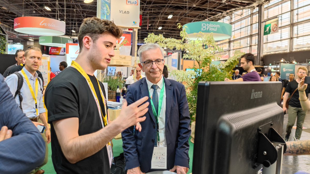 HumanTechDays's tweet photo. #Vivatech #NosStartUp #HumanTechDays
Sur le stand @RCValdeLoire, la start-up @AGYRE_28 se positionne comme l'outil opérationnel de référence en France pour accélérer l'économie circulaire dans la #construction
https://t.co/KlWt37uKBH https://t.co/mFFPqSmpsk