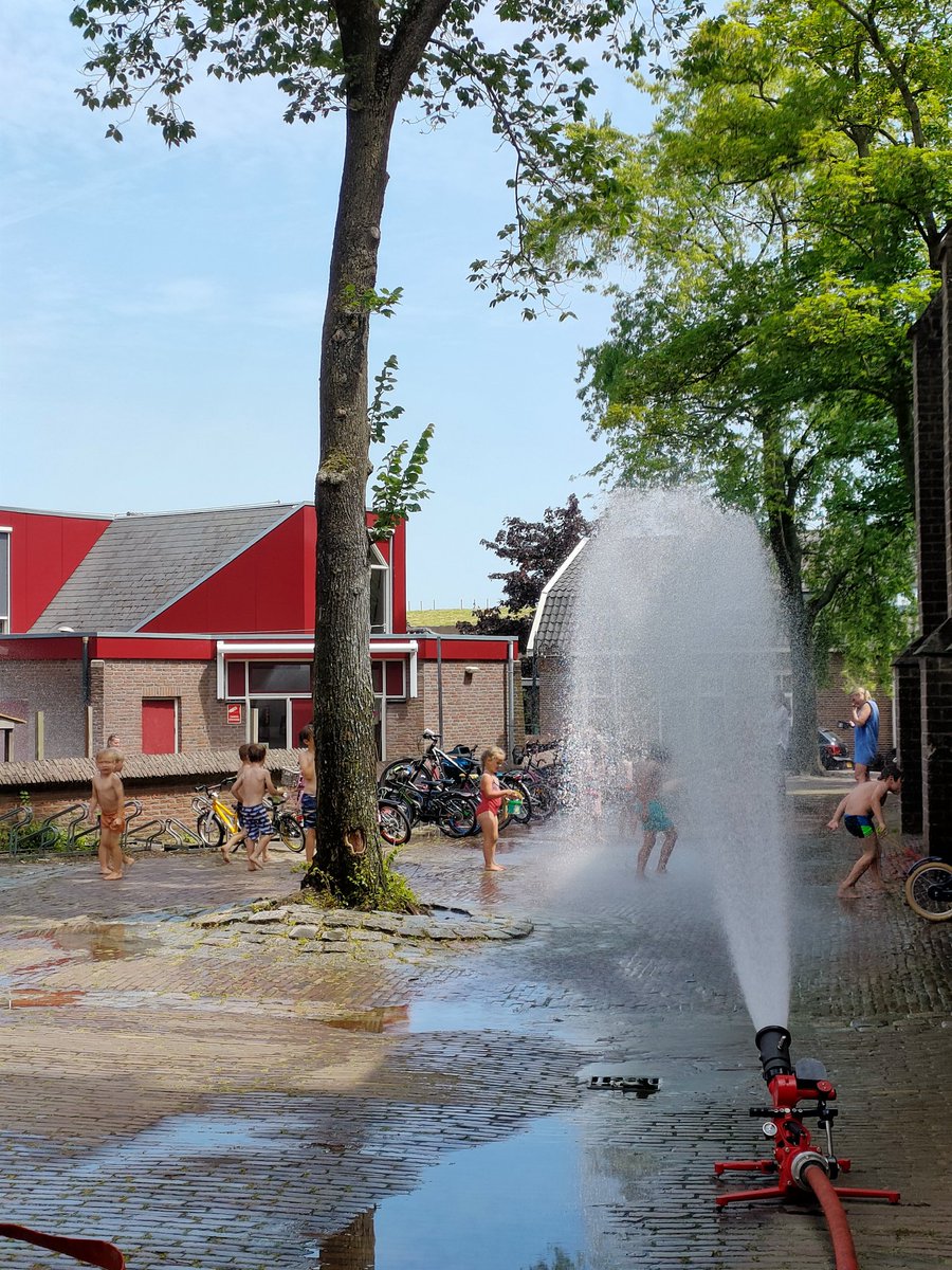 Ivm tropische temperaturen houden wij graag verkoeling voor de kinderen in #muiden #brandweer <a href="/BrwGooiVecht/">Brandweer GooiVecht</a> #waterpret ☀️
