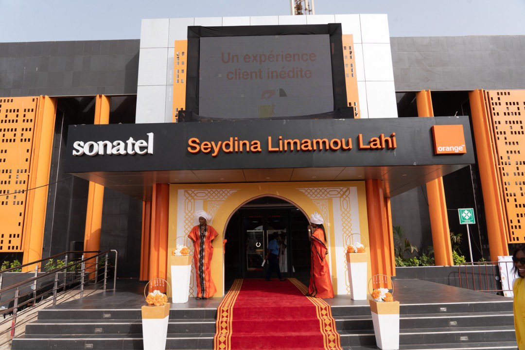 SekouKDrame's tweet photo. C'est avec une grande fierté que nous avons réinstallé et  inauguré la nouvelle l'agence #Sonatel des parcelles assainies qui devient le smart store Seydina Limamoulahi.
Bienvenue chez vous. Dal leen ak Jamm ci sen Keur !
https://t.co/CKxjjmTgbJ
#Orange #Senegal https://t.co/lQsd2O4GGD