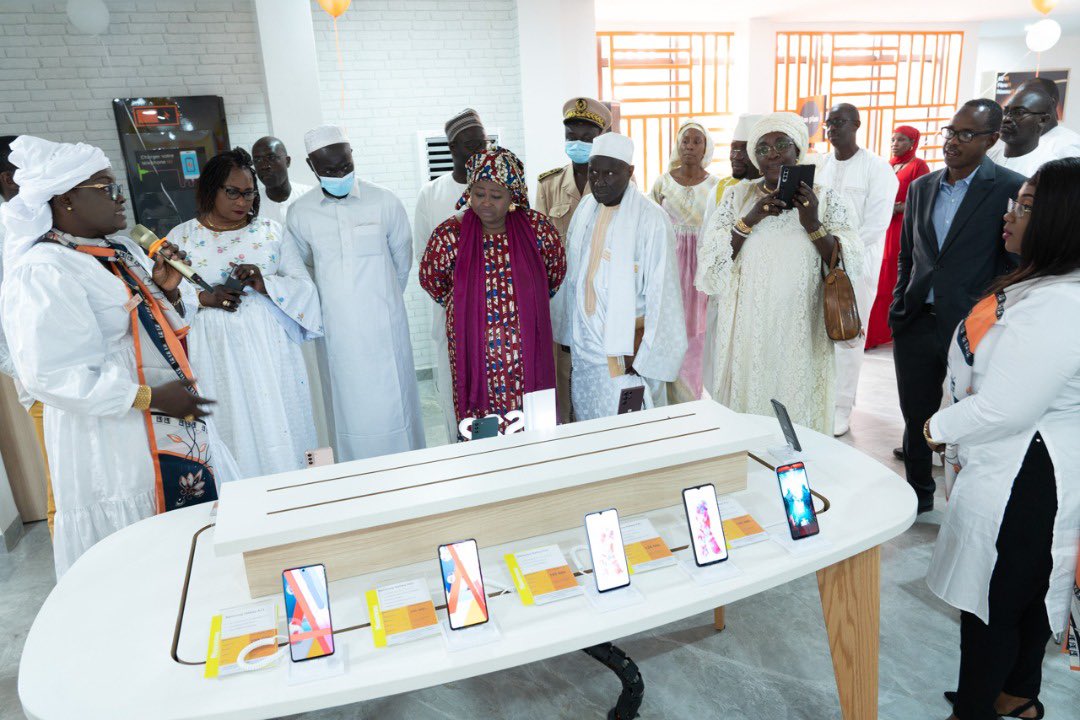 SekouKDrame's tweet photo. C'est avec une grande fierté que nous avons réinstallé et  inauguré la nouvelle l'agence #Sonatel des parcelles assainies qui devient le smart store Seydina Limamoulahi.
Bienvenue chez vous. Dal leen ak Jamm ci sen Keur !
https://t.co/CKxjjmTgbJ
#Orange #Senegal https://t.co/lQsd2O4GGD