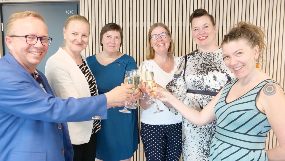 Teli_TurkuAMK's tweet photo. 🥂Turun ammattikorkeakoulussa juhlittiin tänään Merikartta-projektin päätöstä. 

#merikartta #ekosysteemi #meriklusteri #hiilineutraali #merenkulku #turkuamk #turkuUAS #meyerTurku #sitra #balticseaactiongroup https://t.co/K9FWzGZ1ts