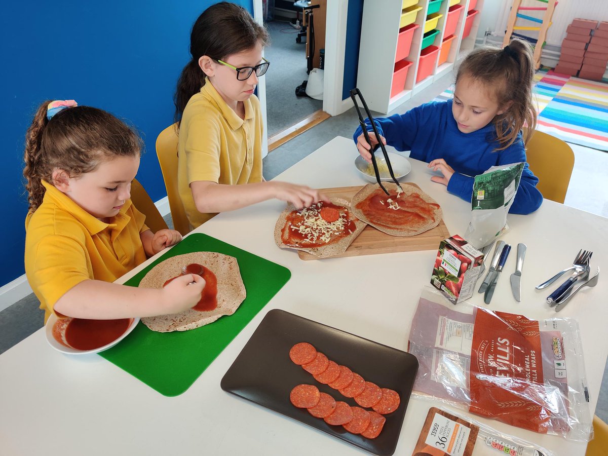 stbenedictsand1's tweet image. &apos;Healthy Treat Friday&apos; going down well again today with our Active School Committee #HealthyTreatFridays
