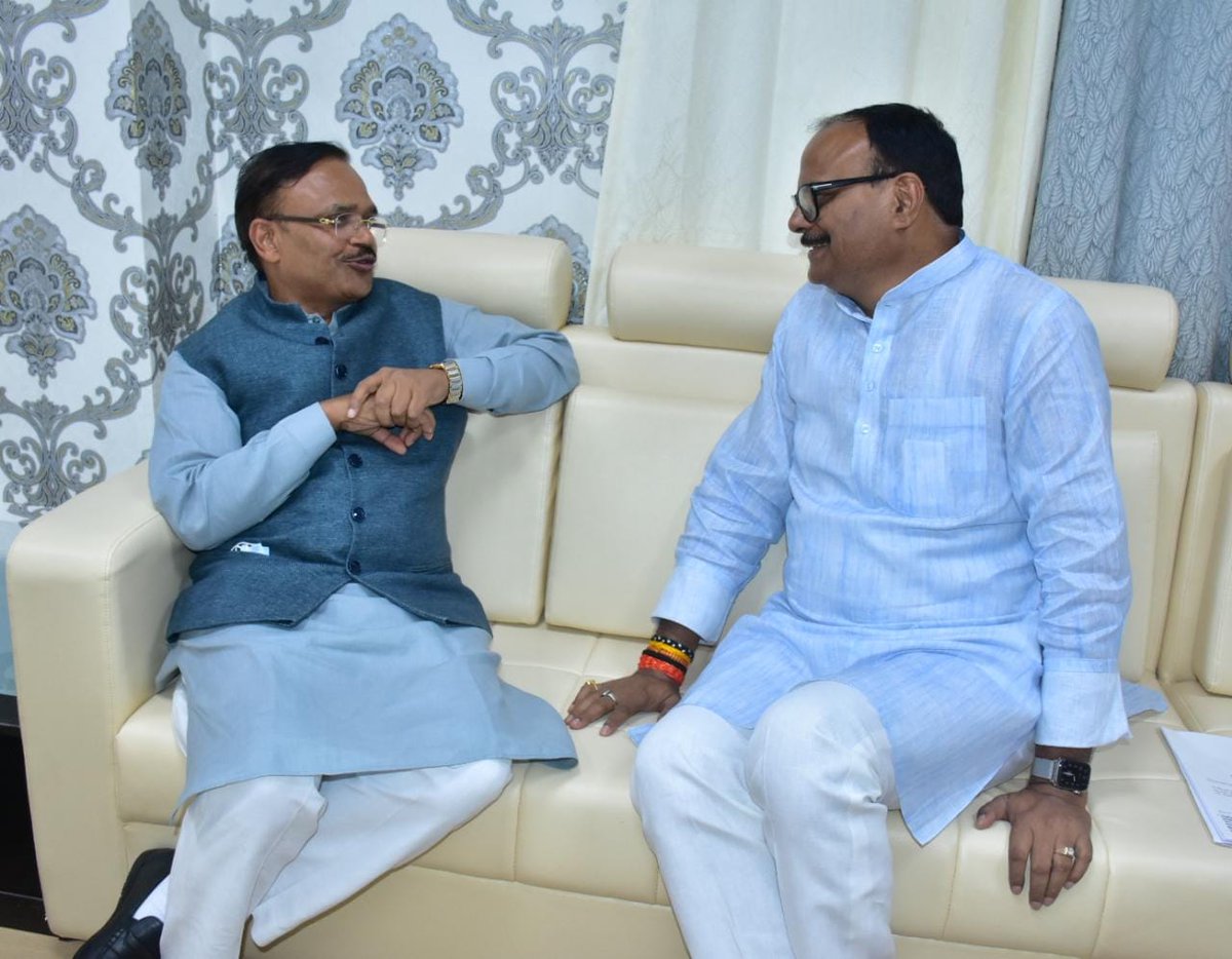 brajeshpathakup's tweet photo. आज माननीय राज्यसभा सांसद व पूर्व राष्ट्रीय महासचिव, भाजपा श्री डॉ० #अनिल_जैन जी से शिष्टाचार भेंटकर कुशलक्षेम जाना एवं अमूल्य मार्गदर्शन व आशीर्वाद प्राप्त किया।
@aniljaindr https://t.co/8GIRwPiNNB