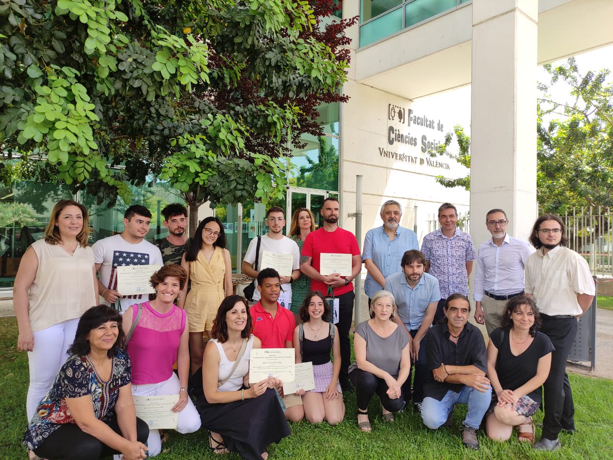 FacSocialsUVEG's tweet photo. Acabem de lliurar els premis als centres guanyadors del concurs 'Comprendre la societat amb Ciències Socials'!

🏆 IES Las Lagunas de Torrevieja 
(Àrea Relacions Laborals i Recursos Humans)

🏆 IES Juan de Garay de València
(Àrea Sociologia)

Enhorabona! https://t.co/M5N2HvC94o