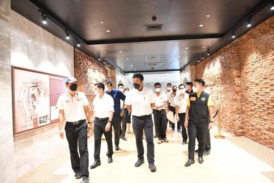 vnomenon's tweet photo. มหัศจรรย์ ผู้ว่าอัศวินเดินทางจากอดีตมาชมผลงานท่านผู้ว่าคนใหม่ในโครงการอุโมงค์พระบรมมหาราชวัง https://t.co/5Yvvu9aHtd