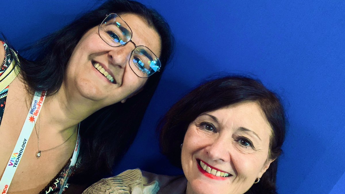 DarmonAlice's tweet photo. Jolie rencontre souriante @VivaTech ! Avoir été dans la super #newsletter “Le comment du pourquoi “ #mustread en “Femme de la semaine” et rencontrer sa créatrice #quelkiff #VivaTech #irl 🚀🚀🚀 https://t.co/SWW9VNwPi9