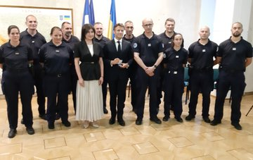 ItAr4Eu's tweet photo. Yesterday at the #Fench #Embassy in #Kyiv, President @EmmanuelMacron greeted the Prosecutor General of #Ukraine Ms Venedictova. He met with the experts of the #Gendarmerie 🇫🇷 who support the investigators 🇺🇦 in the investigations of war crimes committed by the aggressor 🇷🇺. https://t.co/NxQXgLfBBQ