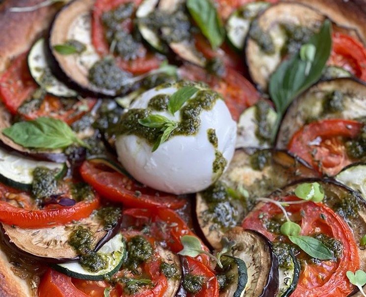Si te perdiste las increíbles #recetas de <a href="/AmeliaMChef9/">Amelicious Delicious MasterChef 9</a> en nuestro Webinar de la Academia Cardiosaludable… ¡Hoy es tu día de suerte! 🧡 Descubre la #receta para preparar esta ratatouille de verduras con pesto de #nueces y burrata 👉 bit.ly/3MUpN8g