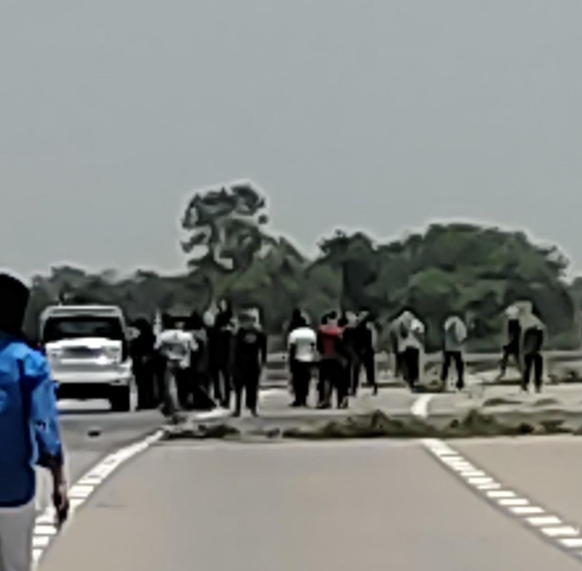 apoorvaasks's tweet photo. @Uppolice @myogiadityanath @nitin_gadkari @NHAI_Official Humble request to look into this hooliganism.Travellers r being bullied by these antisocial elements &amp; r being made to stand in this scorching heat at d Yamuna E-Way near Mathura.
#Agniveer #AgnipathScheme #AgnipathProtests https://t.co/Q6XBM5KztN