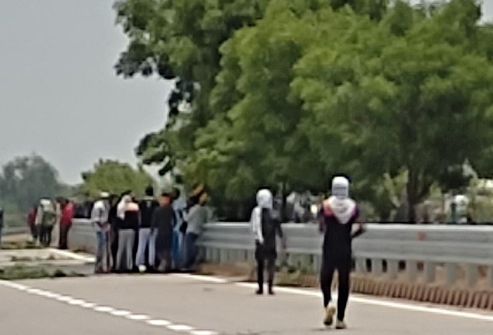 apoorvaasks's tweet photo. @Uppolice @myogiadityanath @nitin_gadkari @NHAI_Official Humble request to look into this hooliganism.Travellers r being bullied by these antisocial elements &amp; r being made to stand in this scorching heat at d Yamuna E-Way near Mathura.
#Agniveer #AgnipathScheme #AgnipathProtests https://t.co/Q6XBM5KztN